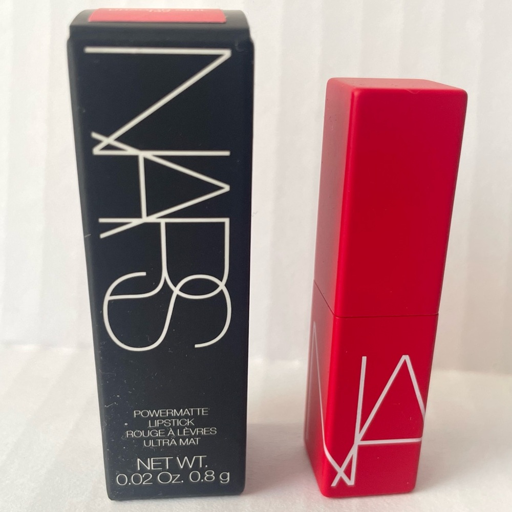 NARS POWERMATTE LIP PIGMENT DRAGON GIRL
Vivid siren red
